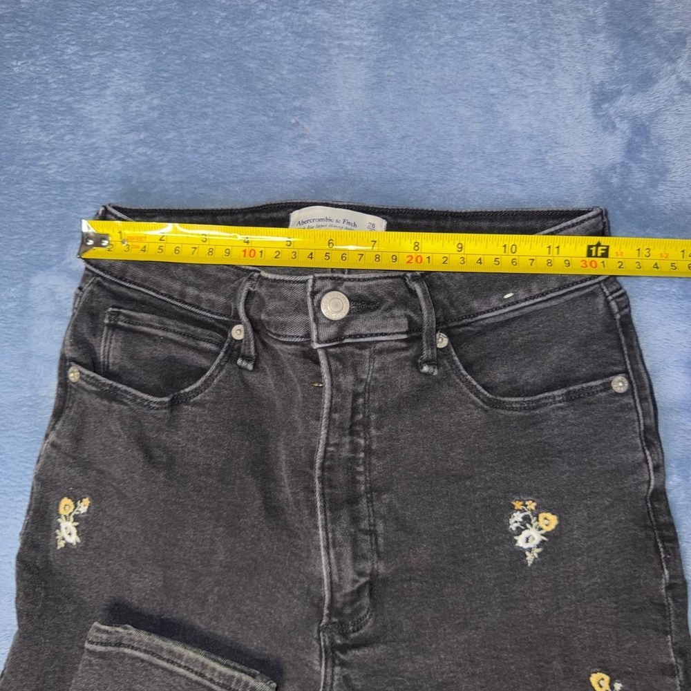 Abercrombie Fitch Black jeans with small yellow and white embroidered flowers - Picture 5 of 6